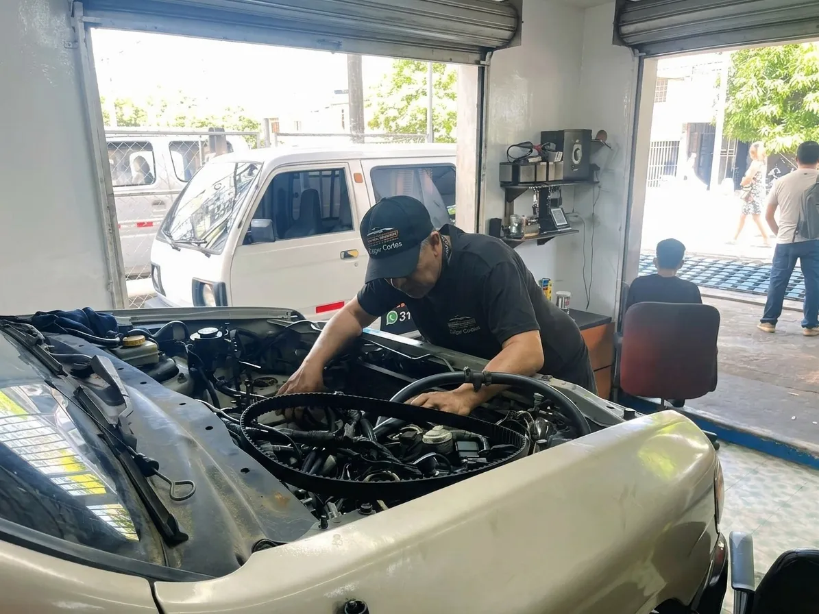 Mecánico trabajando en motor de carro a domicilio